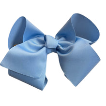 Loris bows big