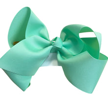 Loris bows big