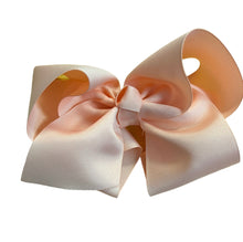 Loris bows big