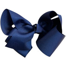 Loris bows big